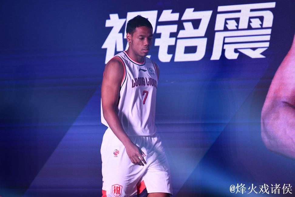 祝铭震：从小角色到CBA顶薪球员，入选国家队，携高颜值女友共展精彩人生